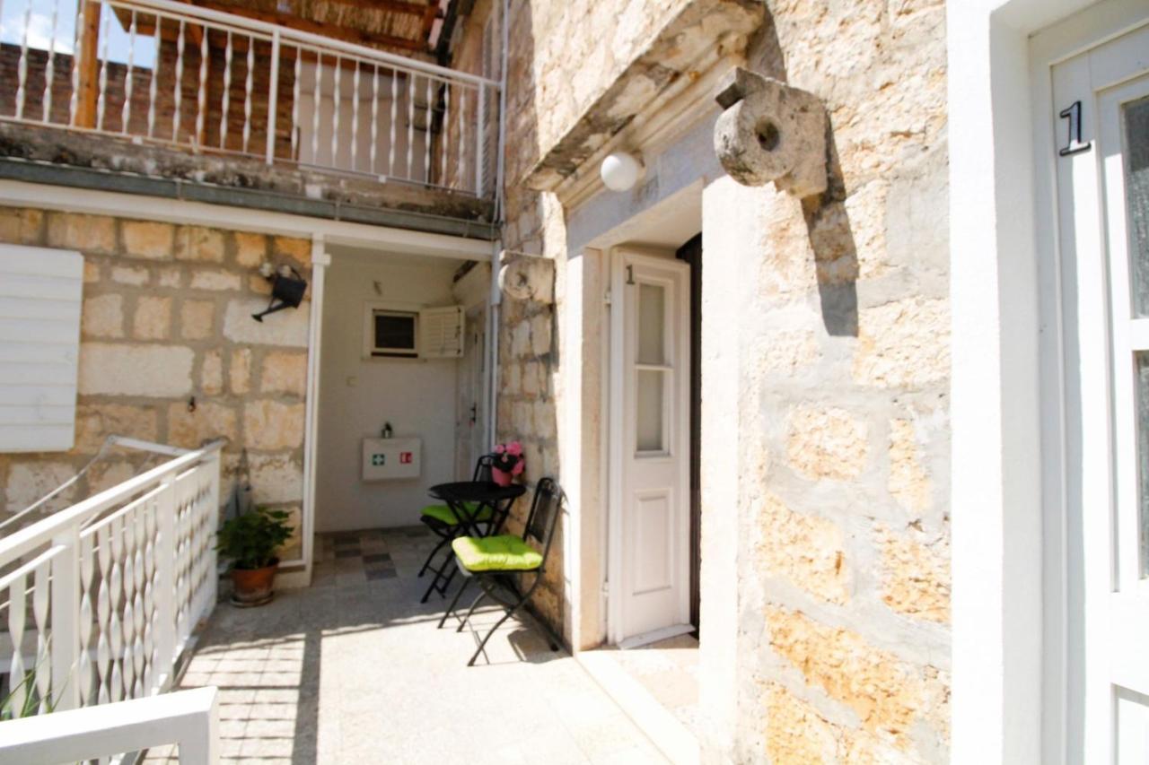 Korzo Rooms & Apartments Vis Bagian luar foto