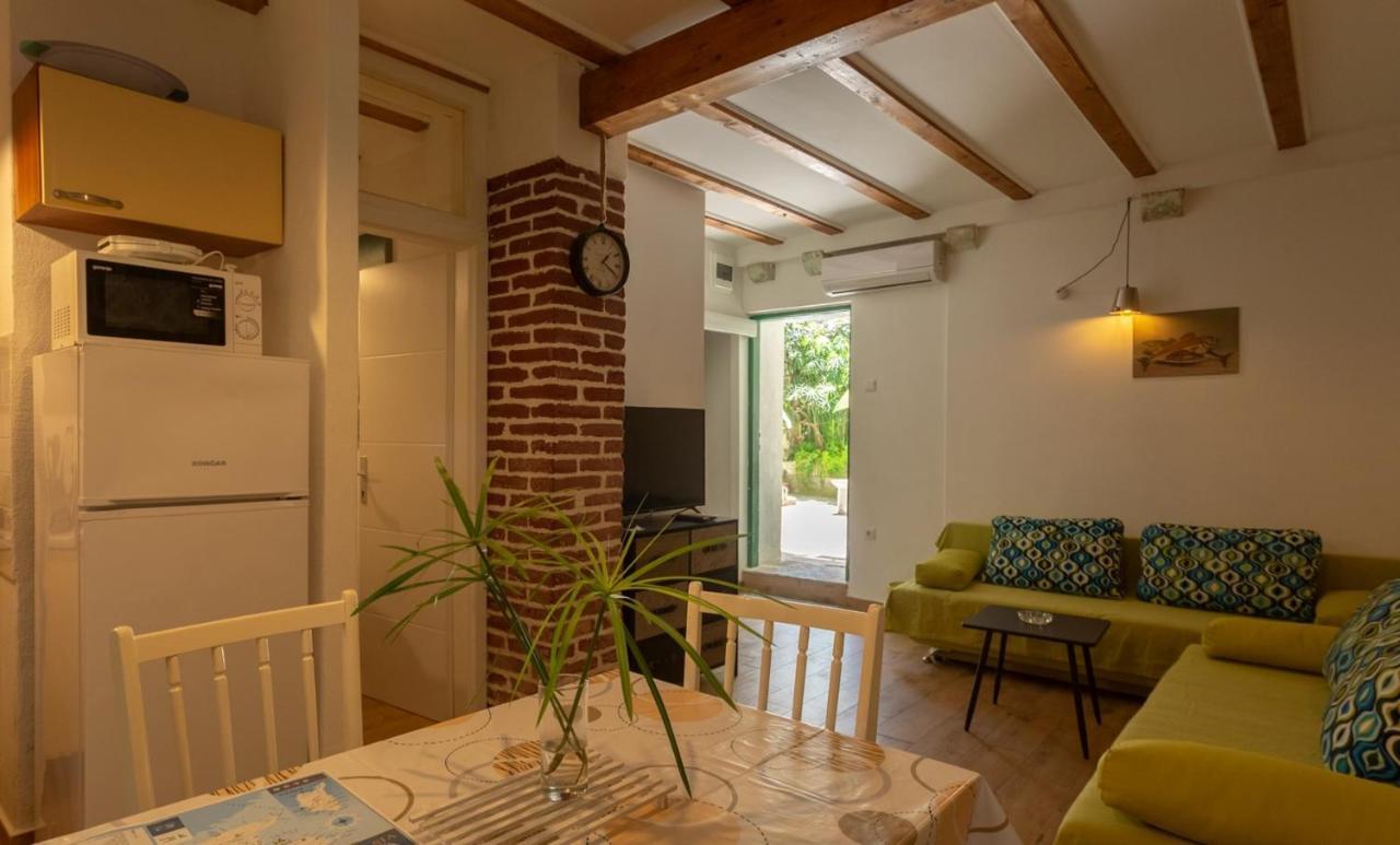 Korzo Rooms & Apartments Vis Bagian luar foto
