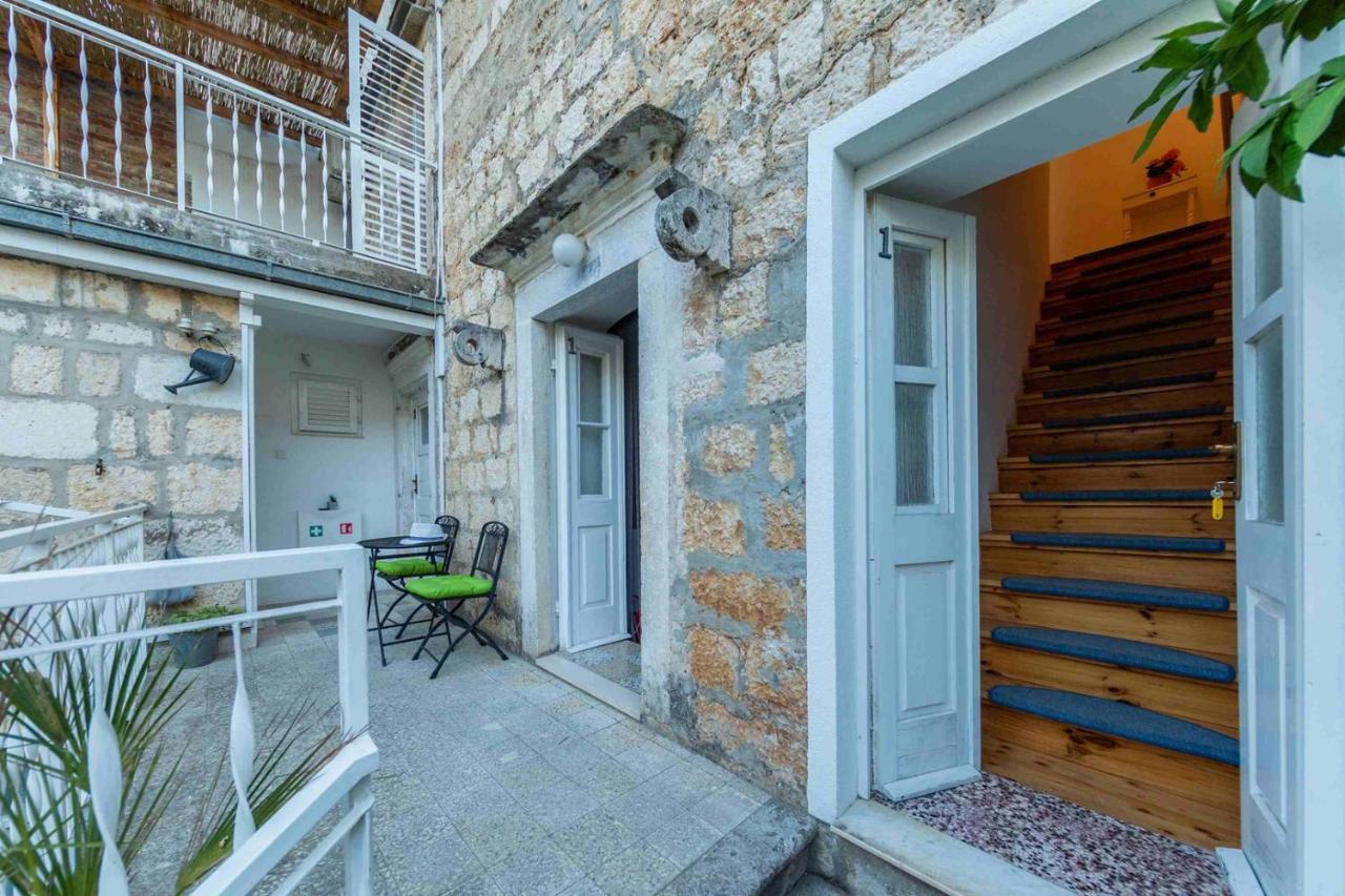 Korzo Rooms & Apartments Vis Bagian luar foto